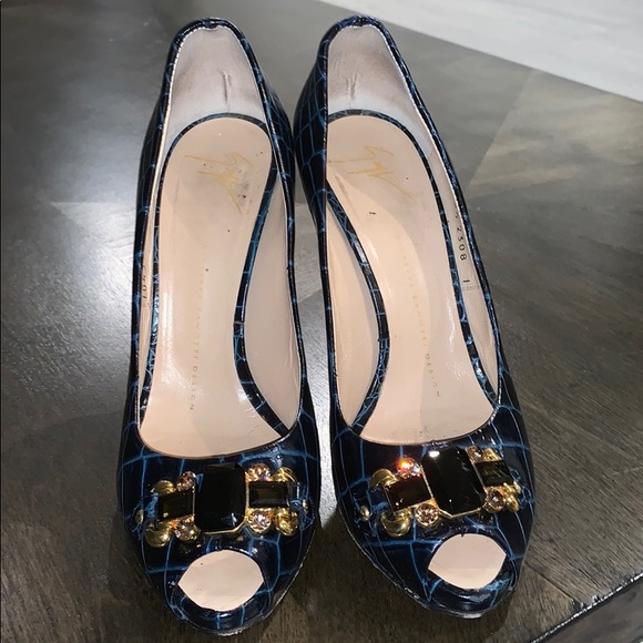 Heels - Picture 1 of 5